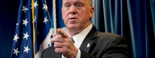 川普派遣边境事务主管赴明尼苏达调查枪击、移民执法与福利欺诈 联邦与州矛盾加剧