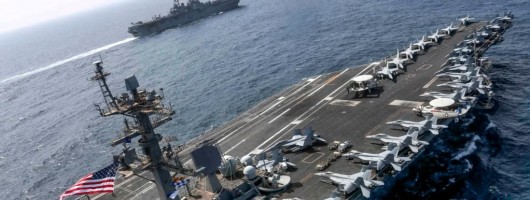 美国海军上将造访林肯号航母,对舰上官兵大加赞扬