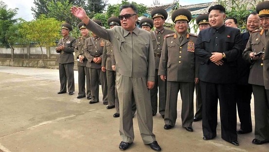 朝鲜课本里的金日成父子，雷死人不偿命