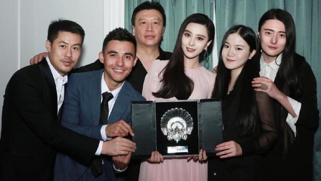 范冰冰夺影后发文感谢团队：心疼你们睡地铺