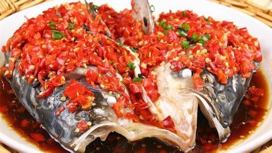对话美食：湖南剁椒鱼头的做法