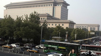 退伍军人在北京国防部外聚集要求改善待遇