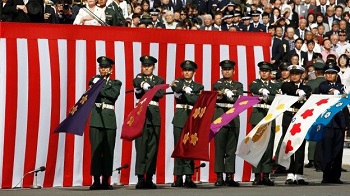 安倍检阅日本陆上自卫队：安保环境剧变