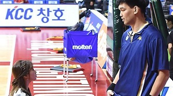 画面喜感：1米56美女主持采访2米21球员