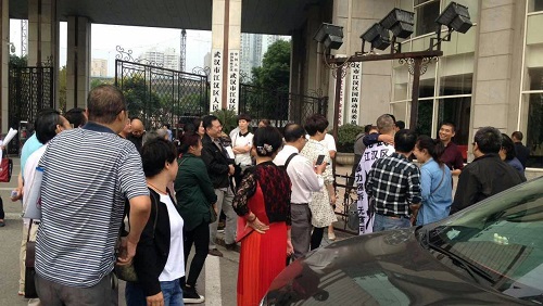 武汉两百拆迁户到区政府请愿促解决安置房