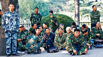 【组图】中国数千复转军人集结军委维权要求获答复