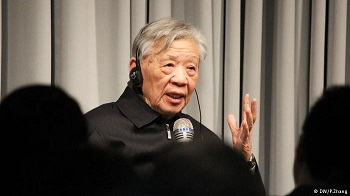 龙应台：茶园漫天的流萤飞舞