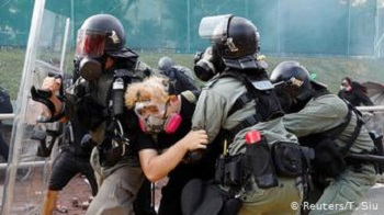 香港中大烽火蔓延 港媒称60余人受伤