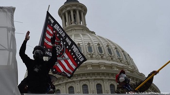 美国被动摇 专制政权欣慰