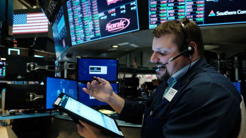 美股賣壓不止 早盤再跌逾400點 那指挫1.8%