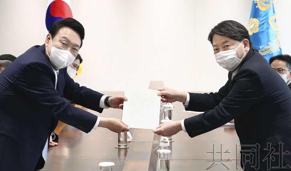 韩国新就任总统与日本外相林芳正举行会谈