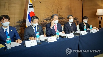 韩国外长朴振与中国外长王毅两人在青岛即墨古城君澜度假酒店举行会谈