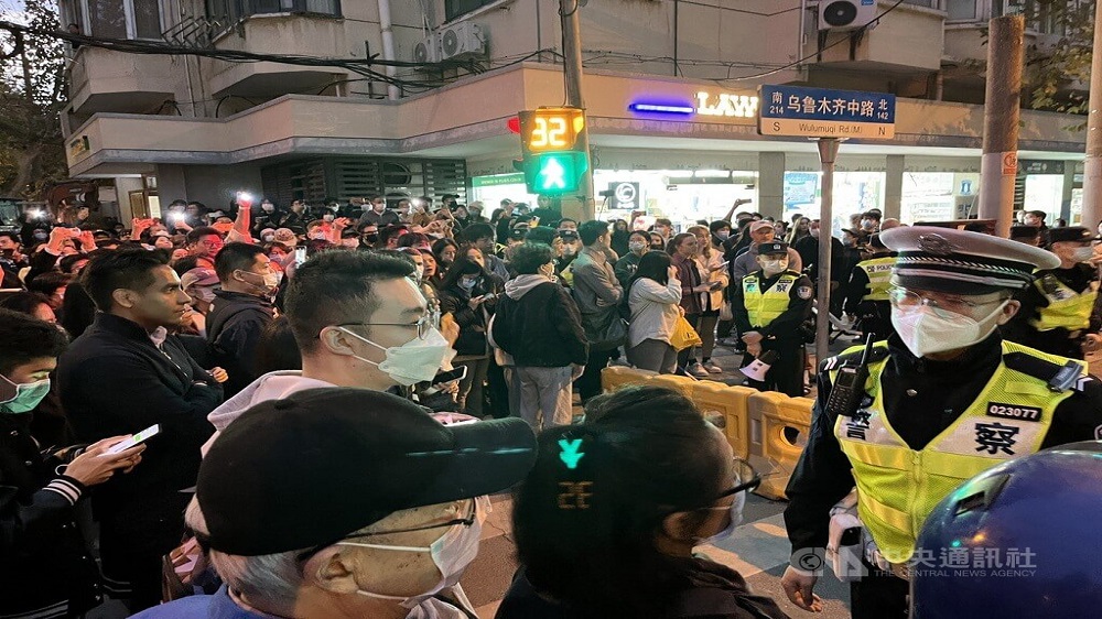 上海市民再聚烏魯木齊路 激憤槓警喊「放人」