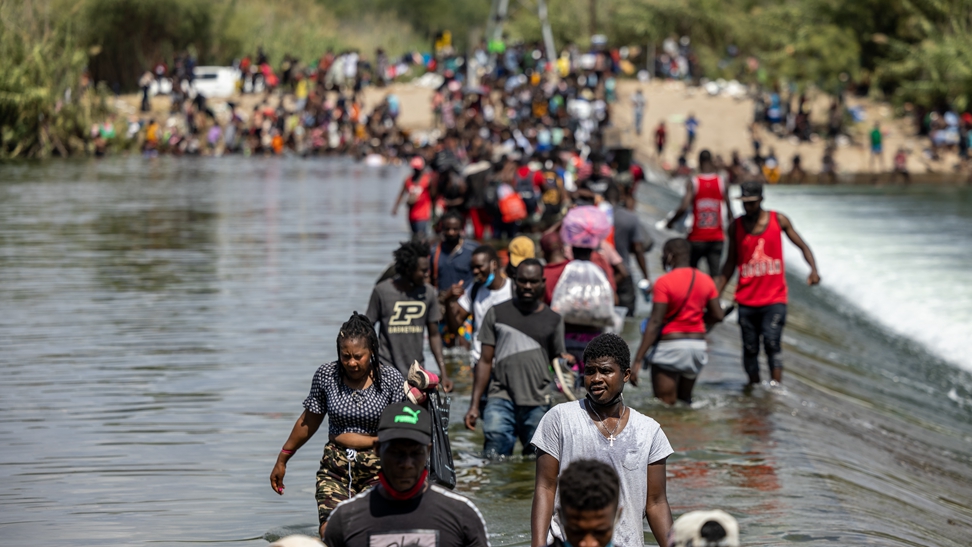 美墨边界再现非法移民潮，每天寻求入境者超过万人