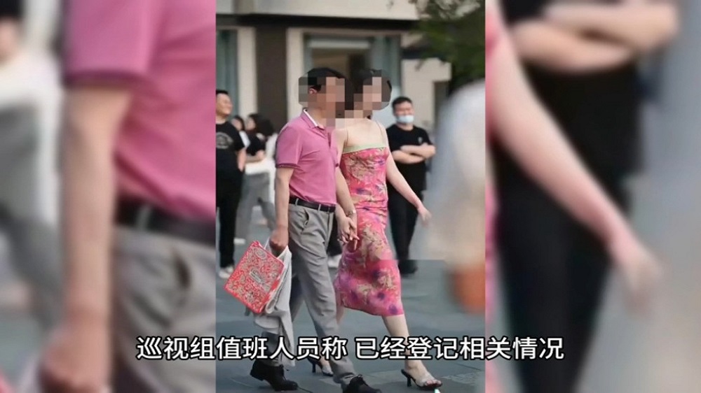 中石油恐出大事？总经理高调牵美女漫步街头 官方飞速查处