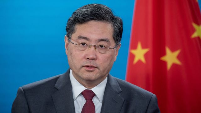 中国外长秦刚消失一个月后 被免去外长职务