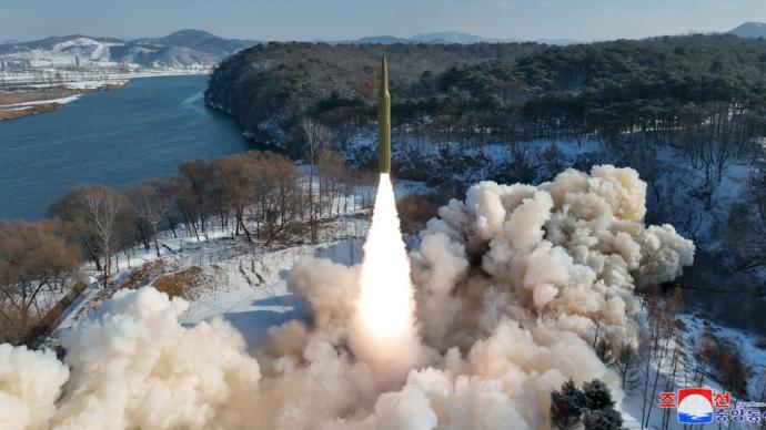 朝鲜试射疑似超高音速中程导弹