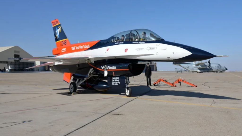 美空军部长乘AI战机参与模拟空战