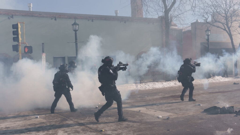 川普派遣边境事务主管赴明尼苏达调查枪击、移民执法与福利欺诈 联邦与州矛盾加剧