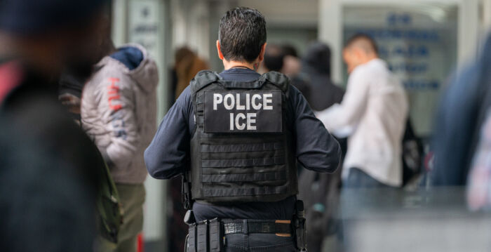 芝城中途閃電戰 持中國護照共28人被捕 已驅逐11人