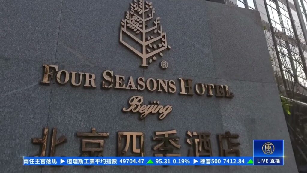 川普下榻酒店路口擠爆圍觀民眾：就是想看川普的車子